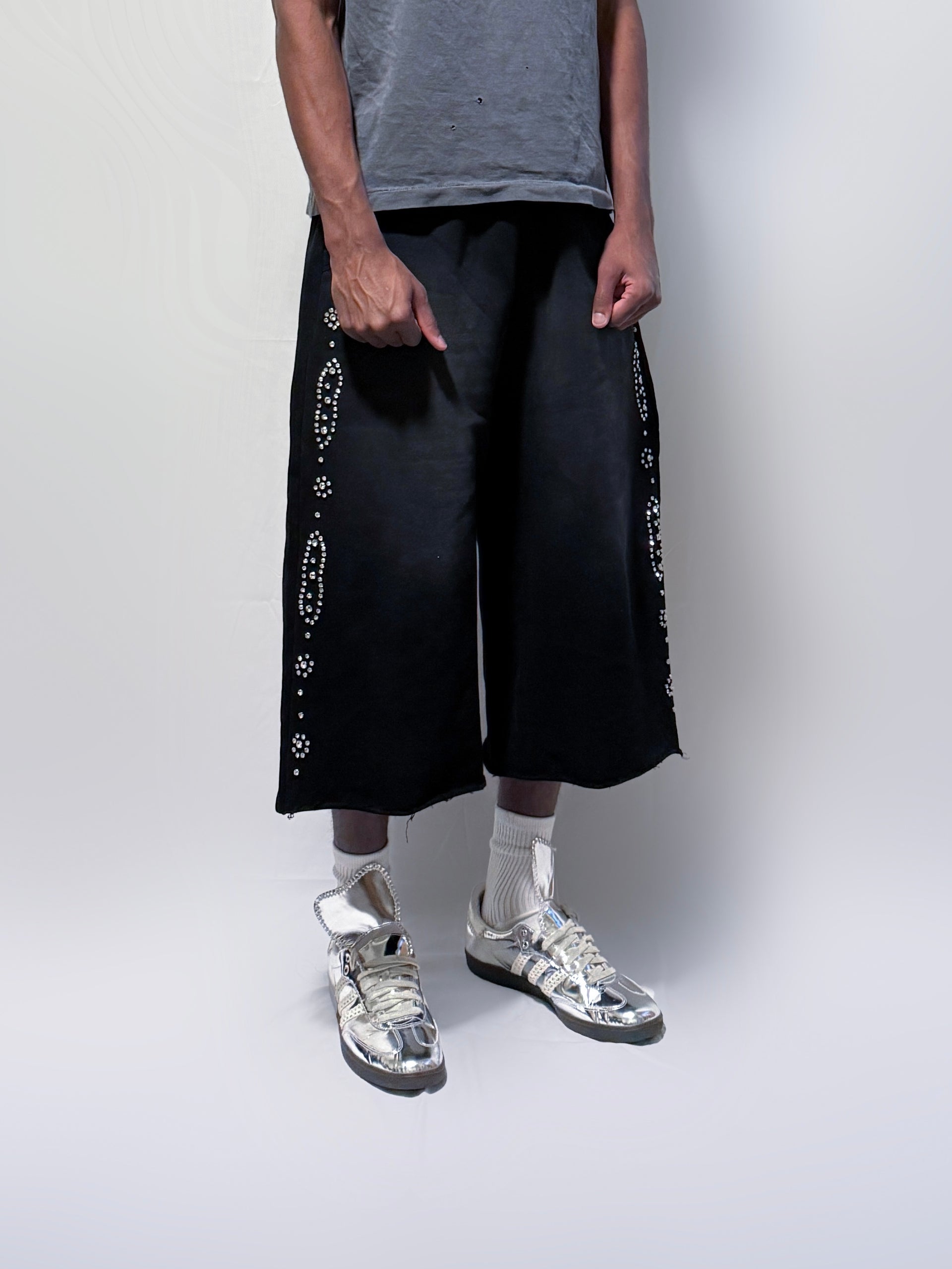 BAGGY CRYSTAL SWEATSHORTS (BLACK)